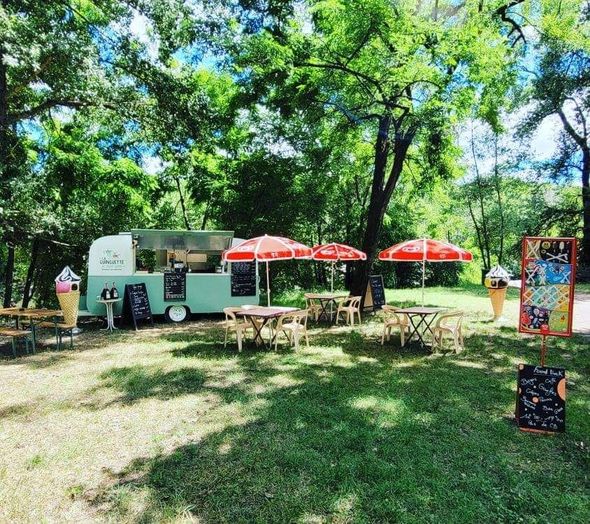 Le food-truck avec sa terrasse
