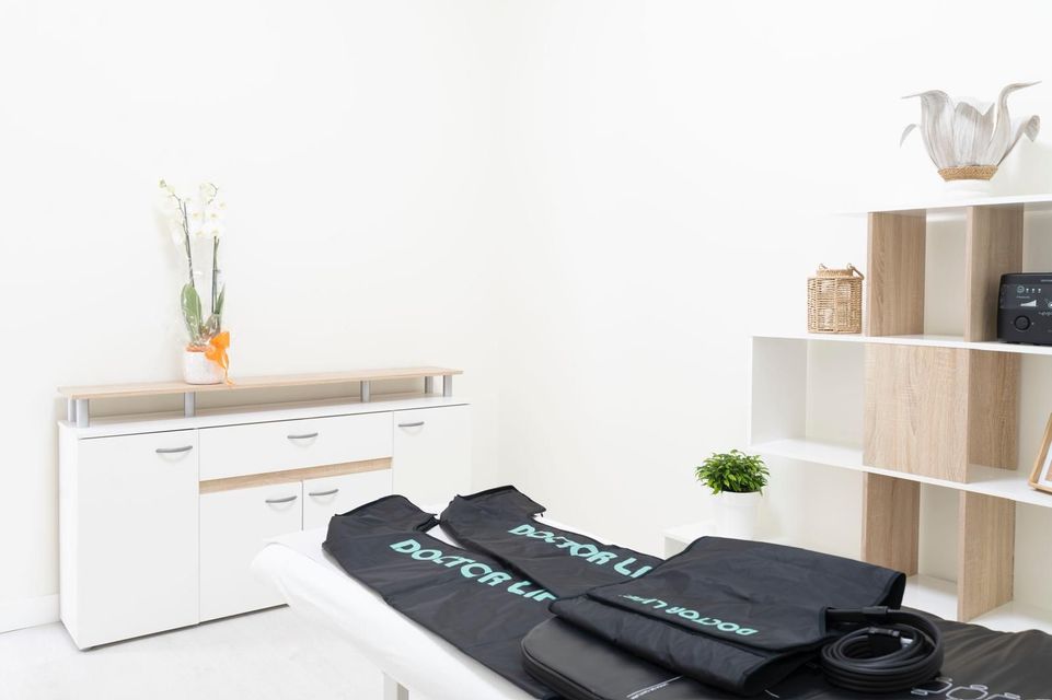 Habitación luminosa y minimalista con un armario blanco, estanterías y ropa negra doblada sobre una mesa
