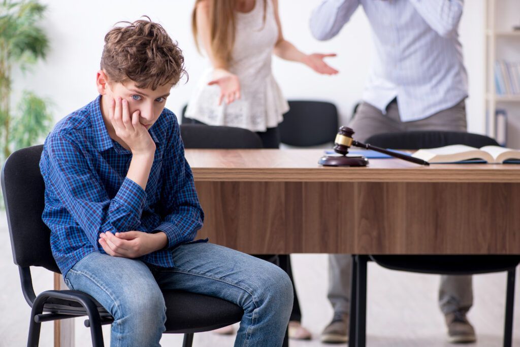 Ein entmutigter Student sitzt an einem Tisch