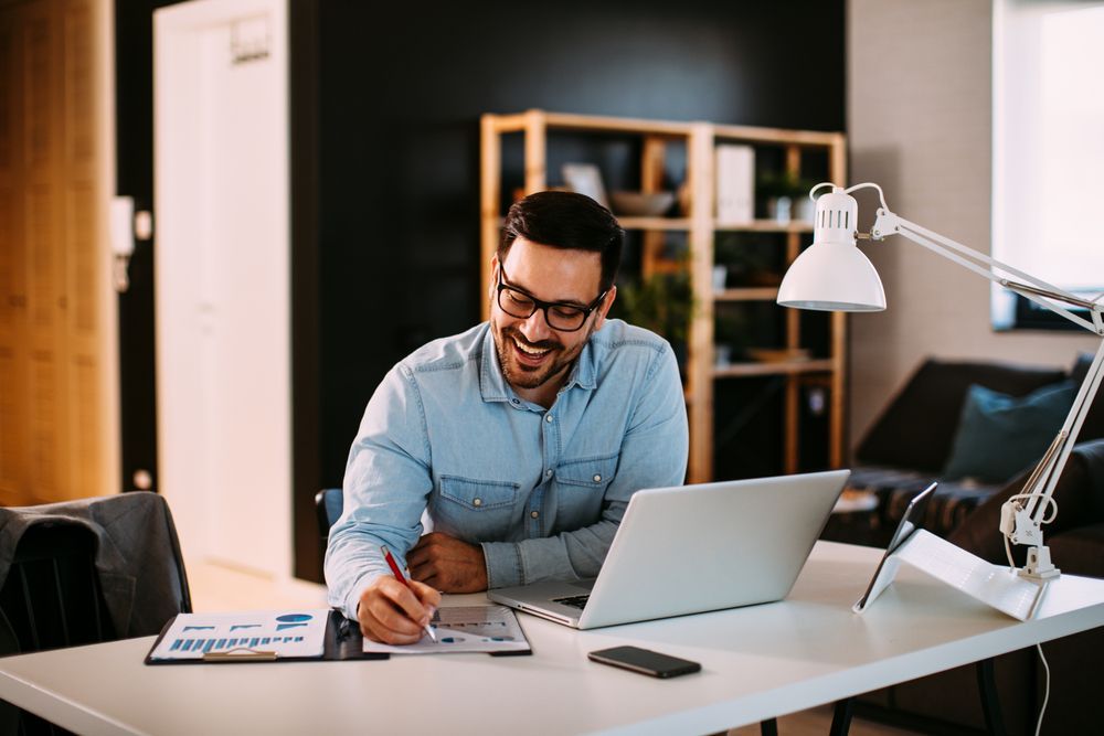 Eine Person arbeitet in einem modernen Büro an einem Schreibtisch