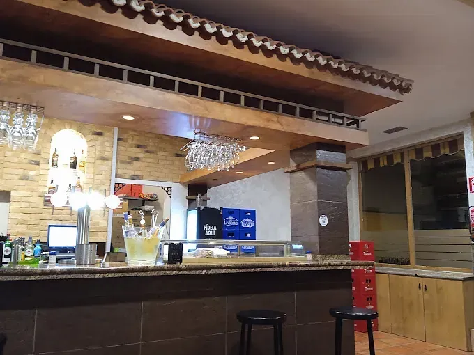 Un bar en un restaurante con una botella de Pepsi en el mostrador.