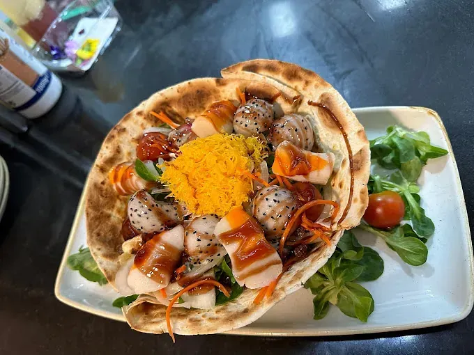 Un primer plano de un plato de comida sobre una mesa.