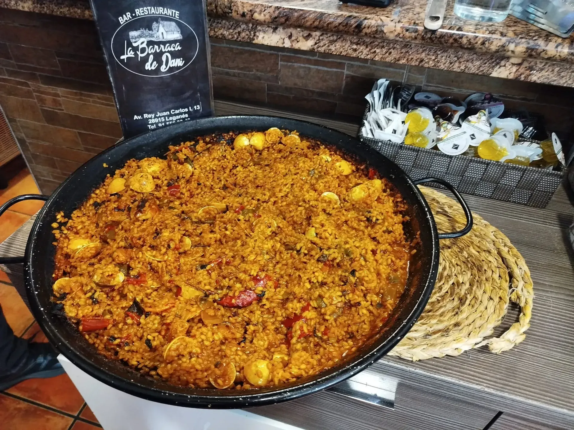Una gran olla con comida está sobre una mesa.