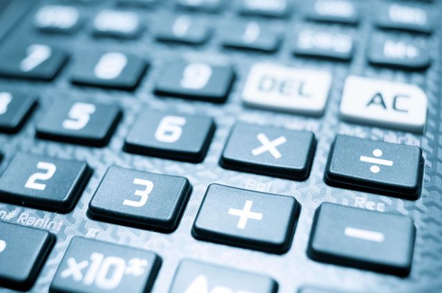 Un primer plano de una calculadora con las teclas del y ac resaltadas