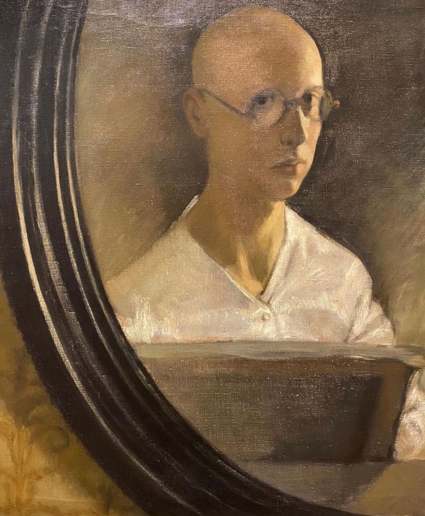 Retrato ovalado de una persona con camisa blanca, gafas y cabeza calva.