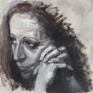 Retrato en escala de grises de una persona con expresión pensativa y el rostro apoyado en las manos entrelazadas.