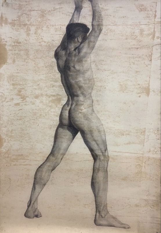 Figura desnuda, dibujo al carboncillo. Vista de espaldas de una persona que se extiende por encima de la cabeza. La luz y la sombra definen los músculos.