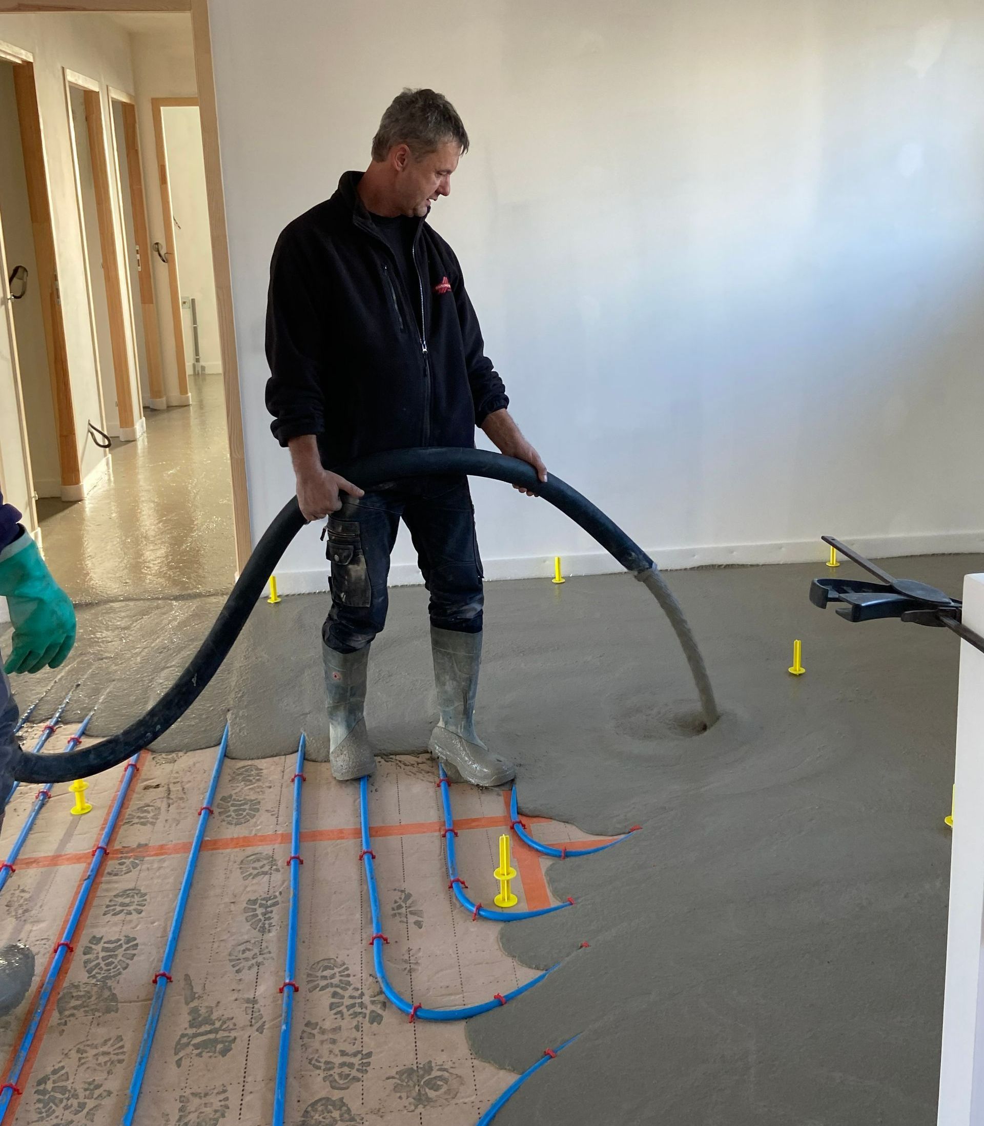 Coulage béton pour plancher chauffant