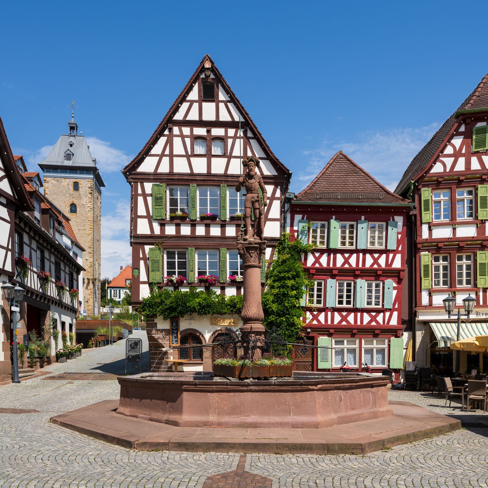 Marktplatz mit Marktbrunnen in der Brettener Altstadt
