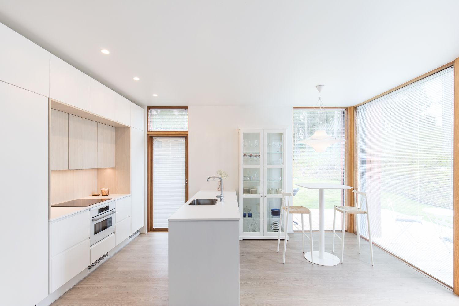 AINA-keittiöt,  saarekekeittiö, valkoinen pääryripa -ovi, saarni ovi ja kehys.