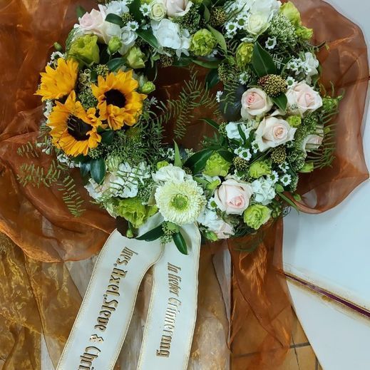 Hochzeitsgesteck mit roten Rosen