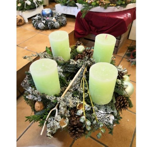 Blumengesteck mit lilafarbener Dekoration