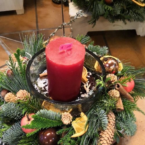 Blumengesteck mit lilafarbener Dekoration