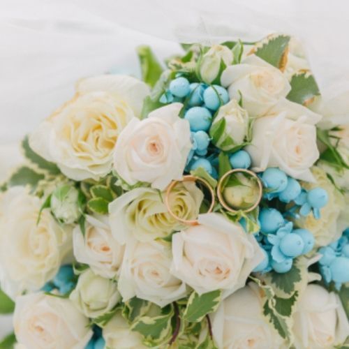 Blumengesteck mit lilafarbener Dekoration