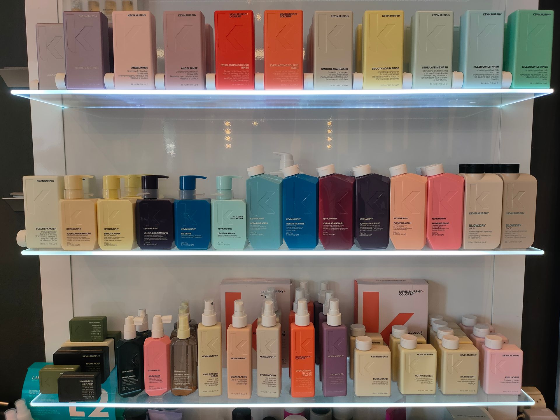 Ein Teller Croissants und eine Tasse Kaffee auf einem Holzfass.