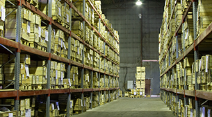 Filas de cajas de madera en los estantes del almacén.