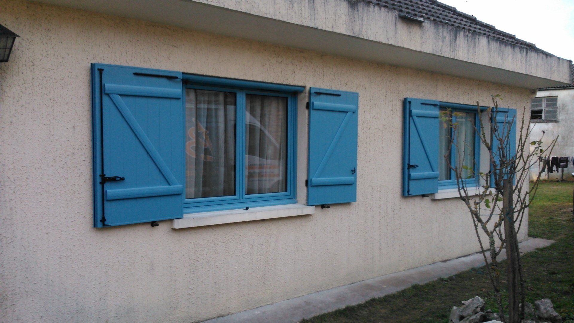 Fenêtres à encadrement bleu