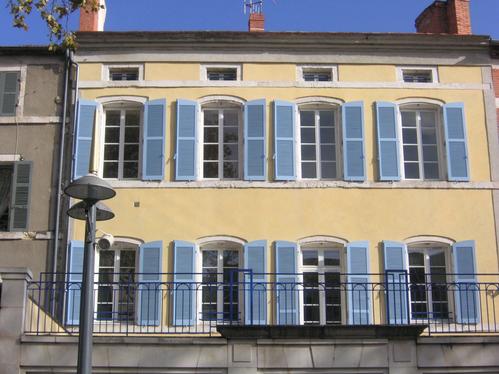 Pose de volets bleus