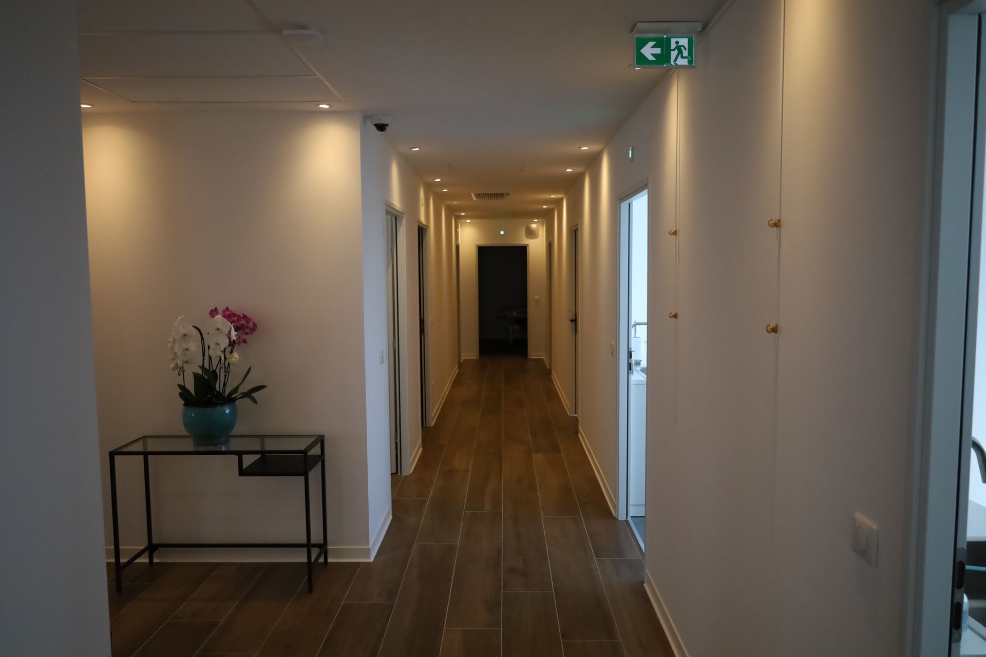 Pose d'éclairage dans un couloir d'hôtel