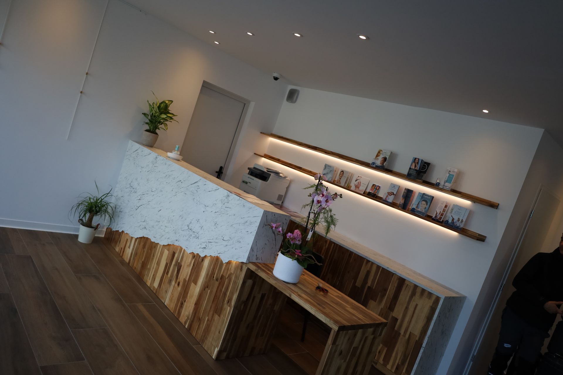 Pose d'éclairage sous des étagères