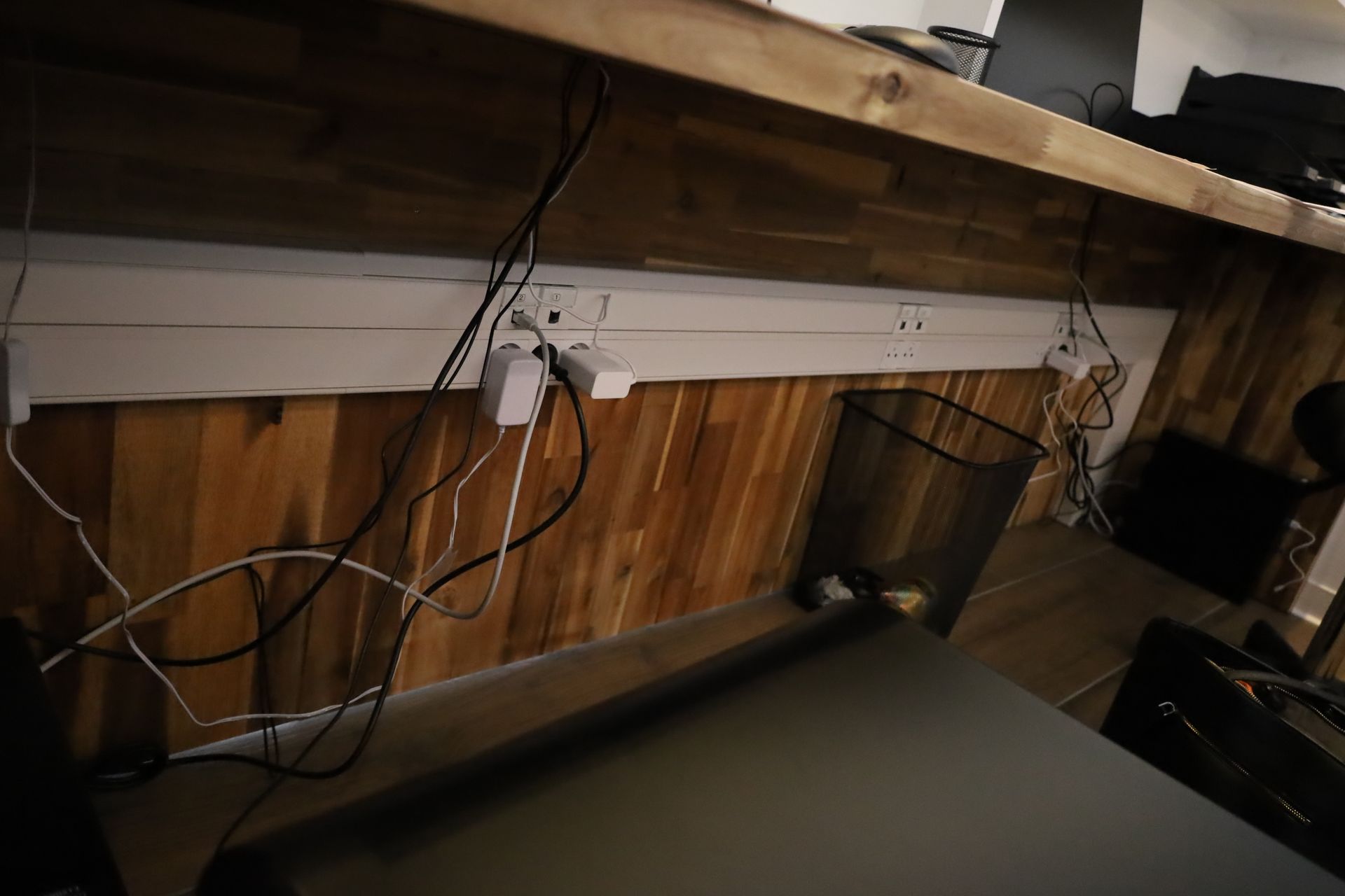 Pose de câbles et prise pour des bureaux