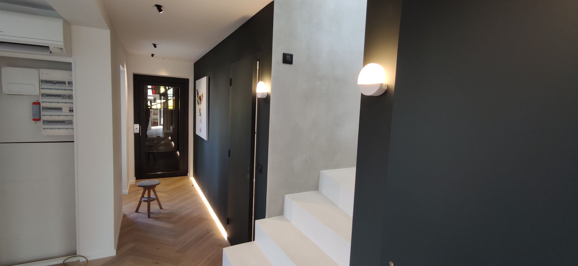 Pose de 2 lampes à l'entrée d'un escalier