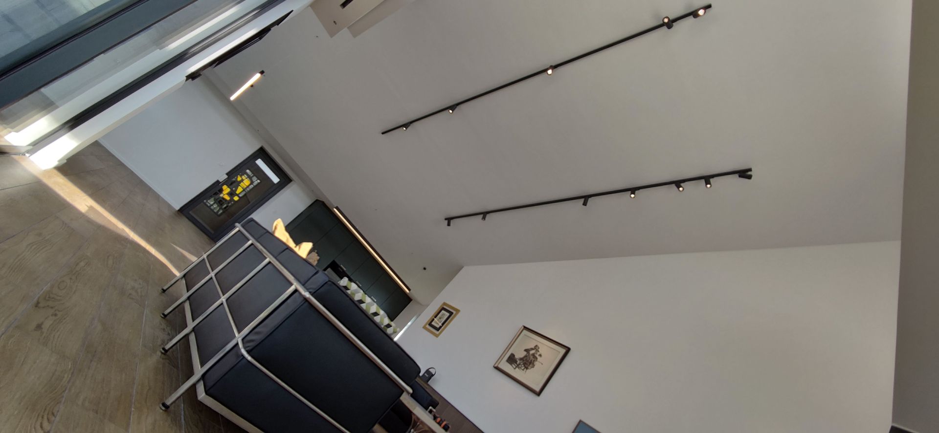 Pose de 2 barres d'éclairage au-dessus d'une cuisine