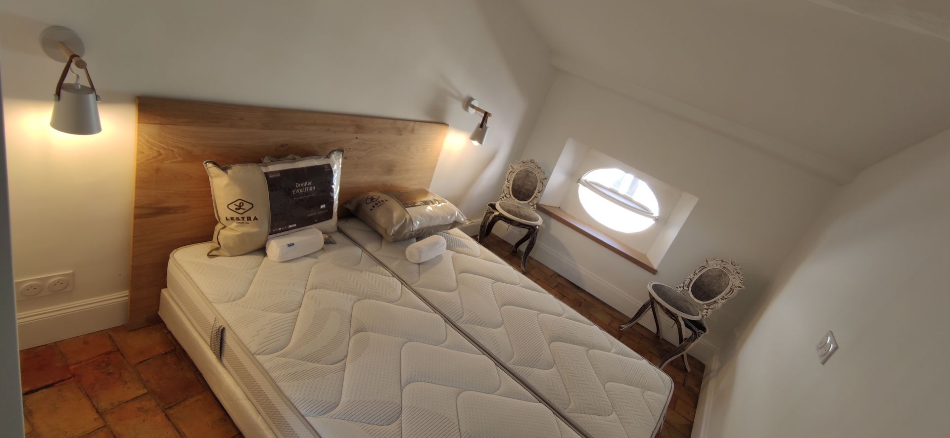 Pose d'éclairage dans une chambre d'hôtel