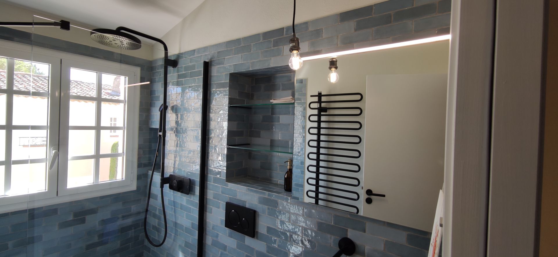 Pose d'éclairage au-dessus d'un miroir de salle de bains