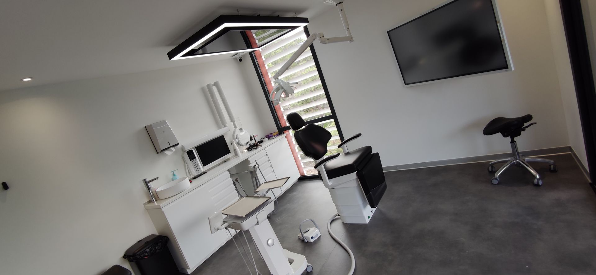 Pose d'éclairage dans une salle de dentiste