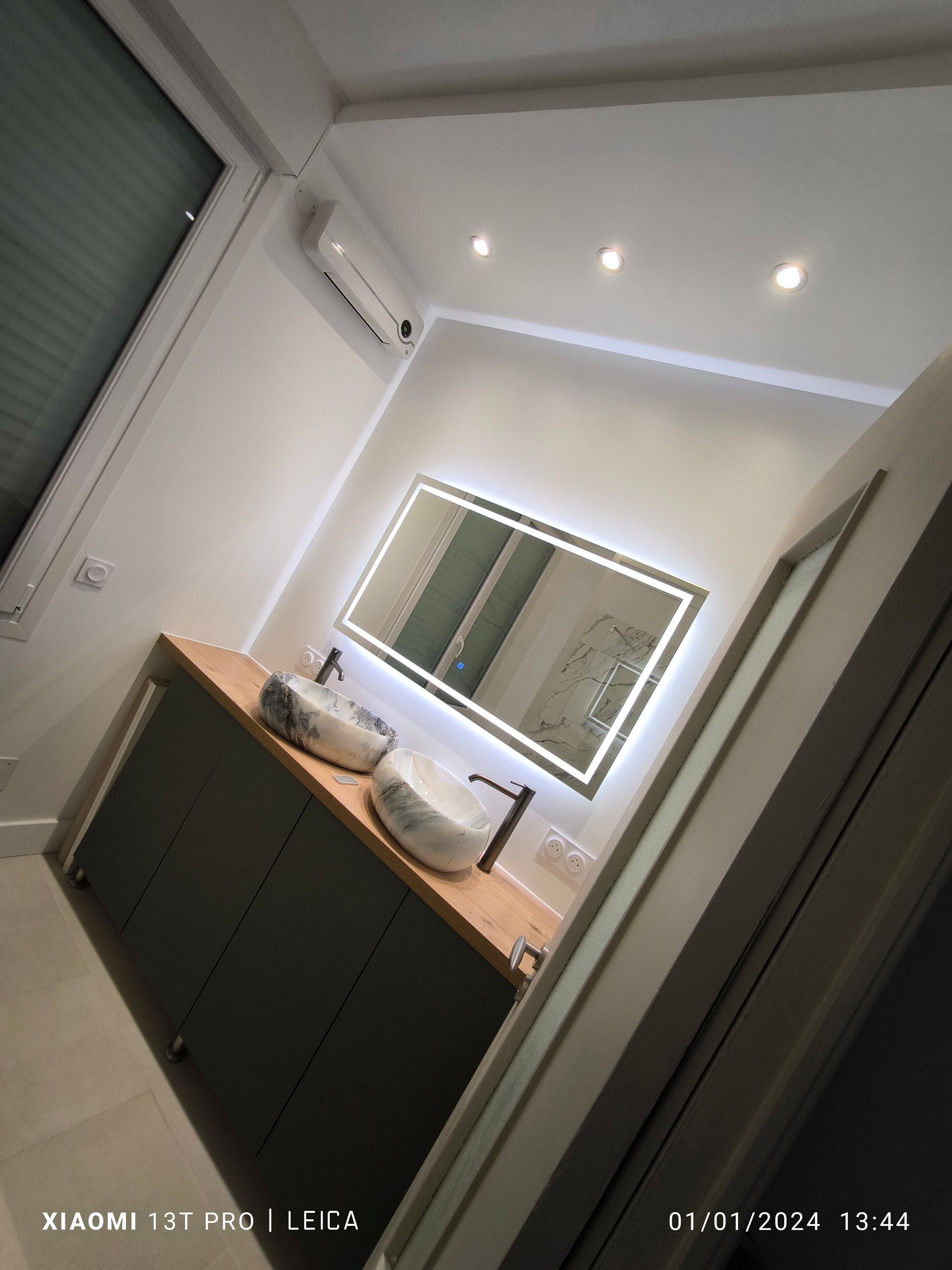 Pose d'éclairage autour d'un miroir de salle de bains