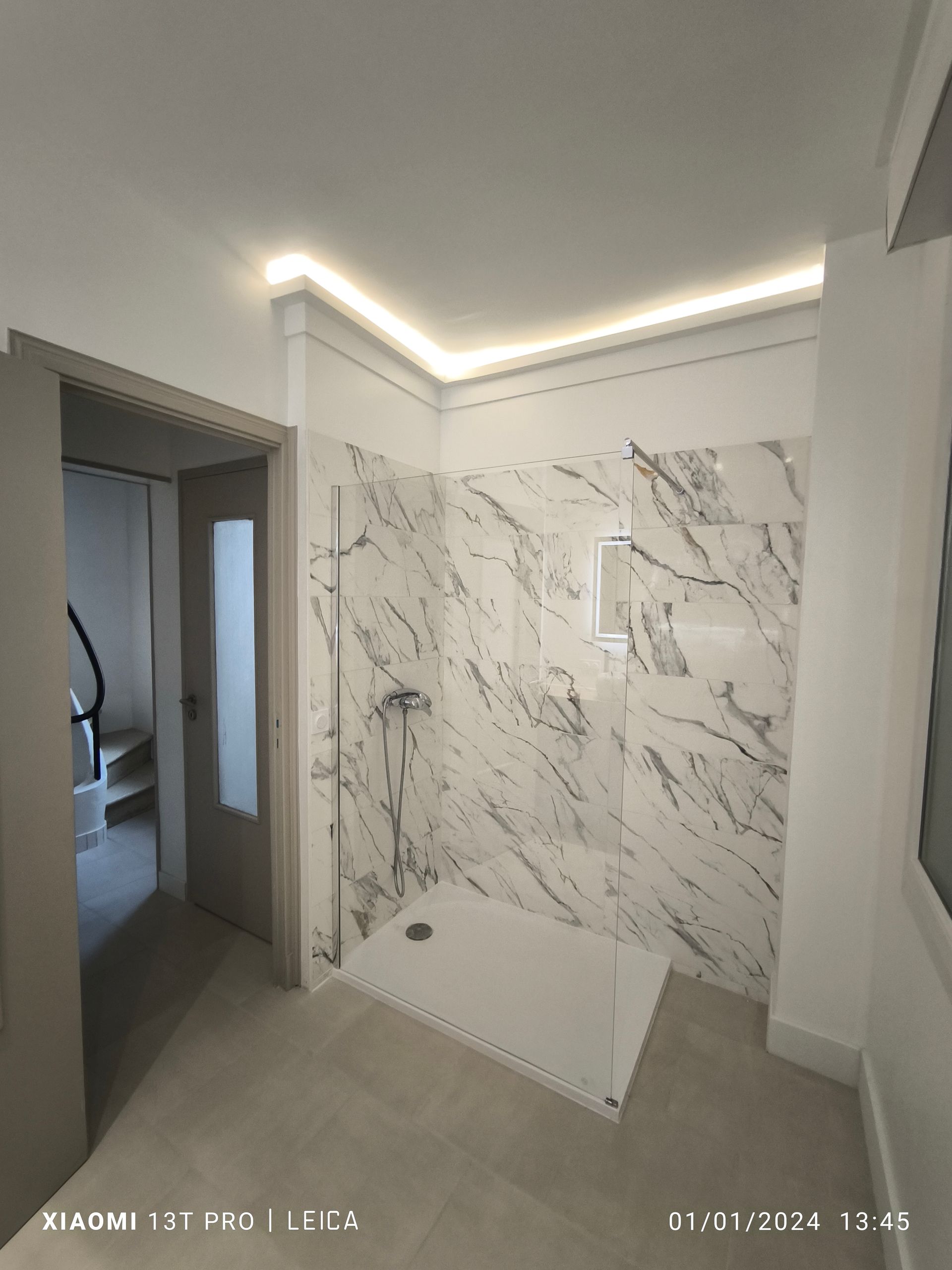 Pose d'éclairage dans une douche