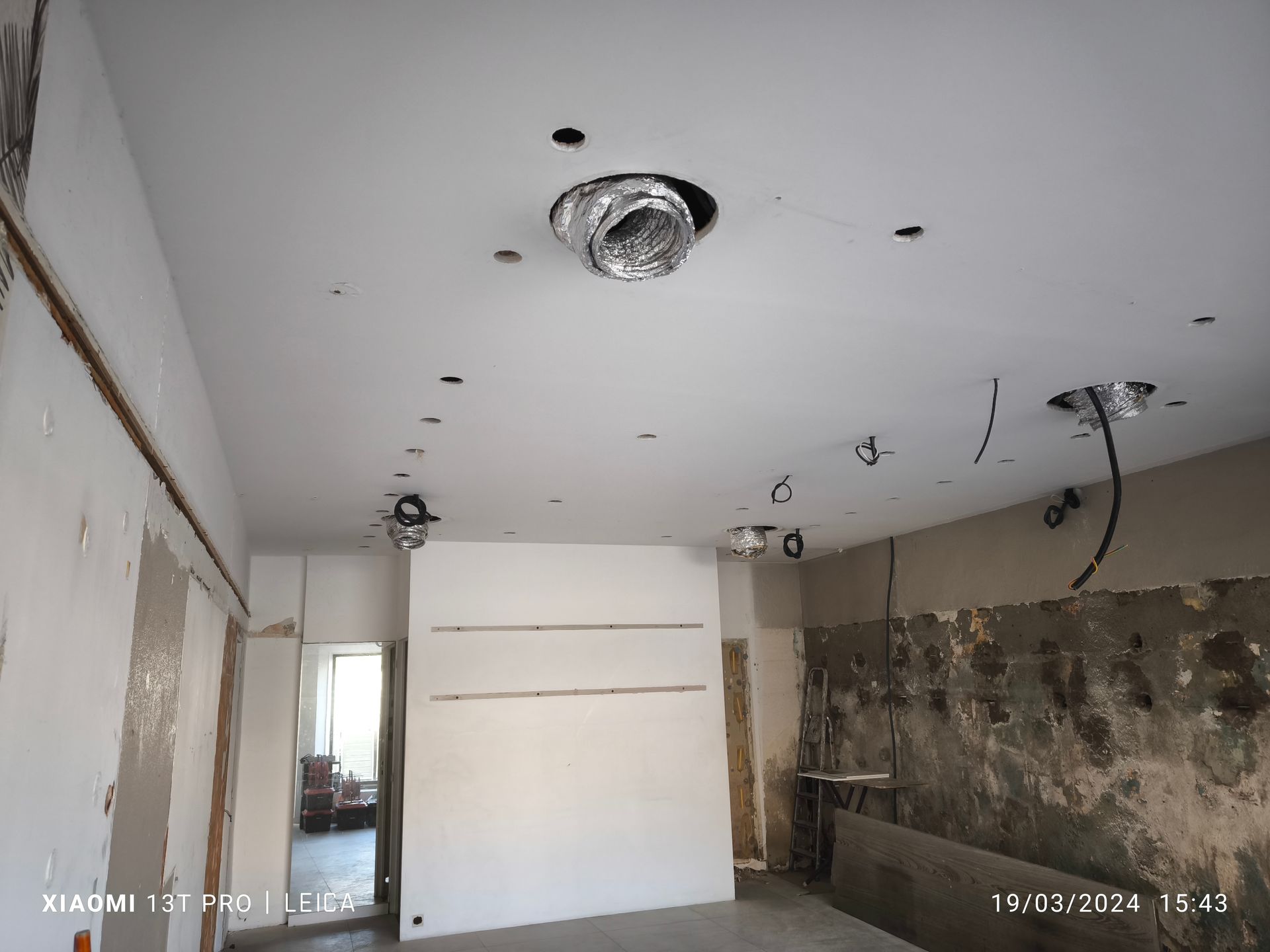 Tirage des câbles d'éclairage au plafond