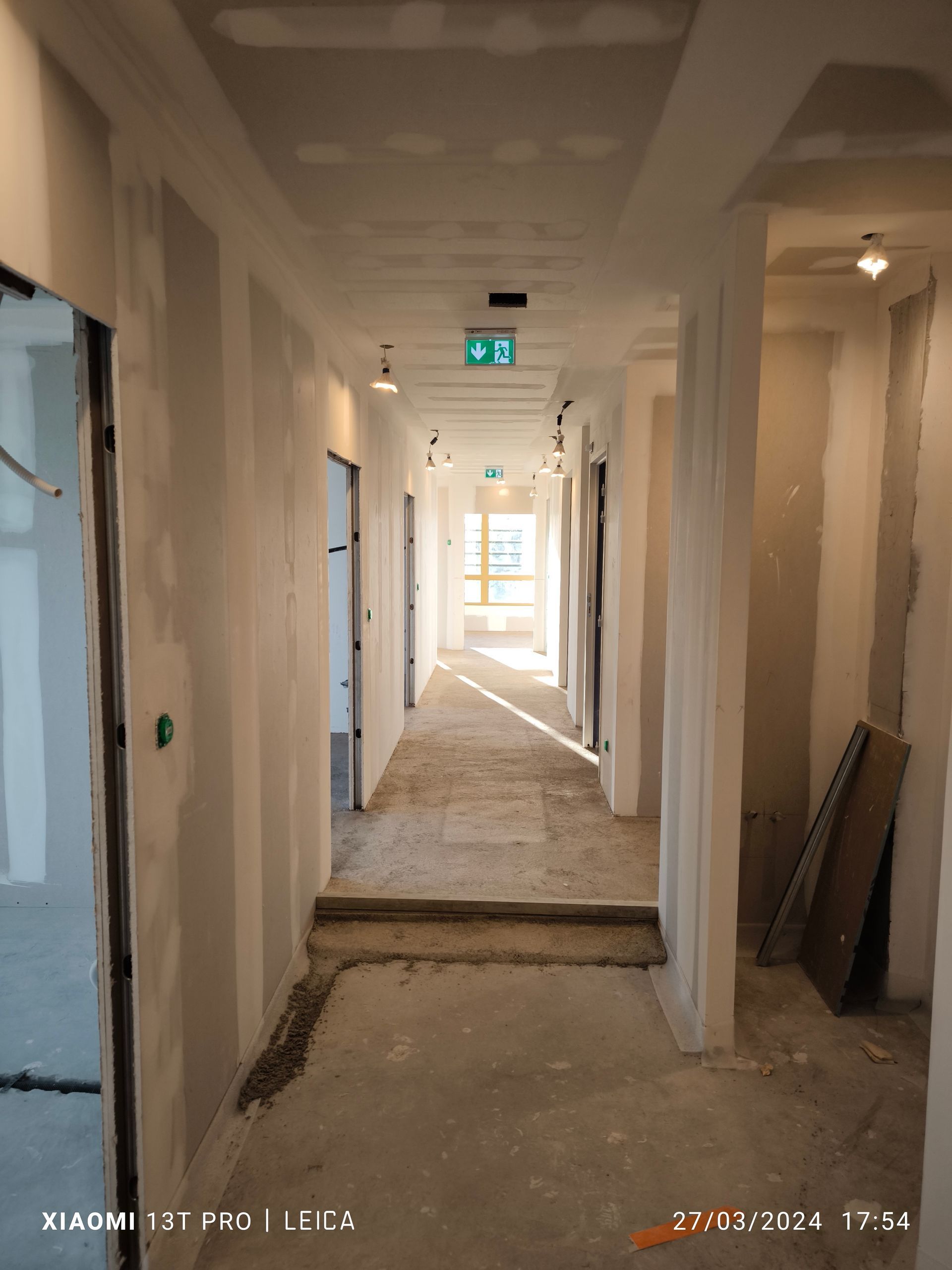 Pose d'éclairage dans un hôtel en construction