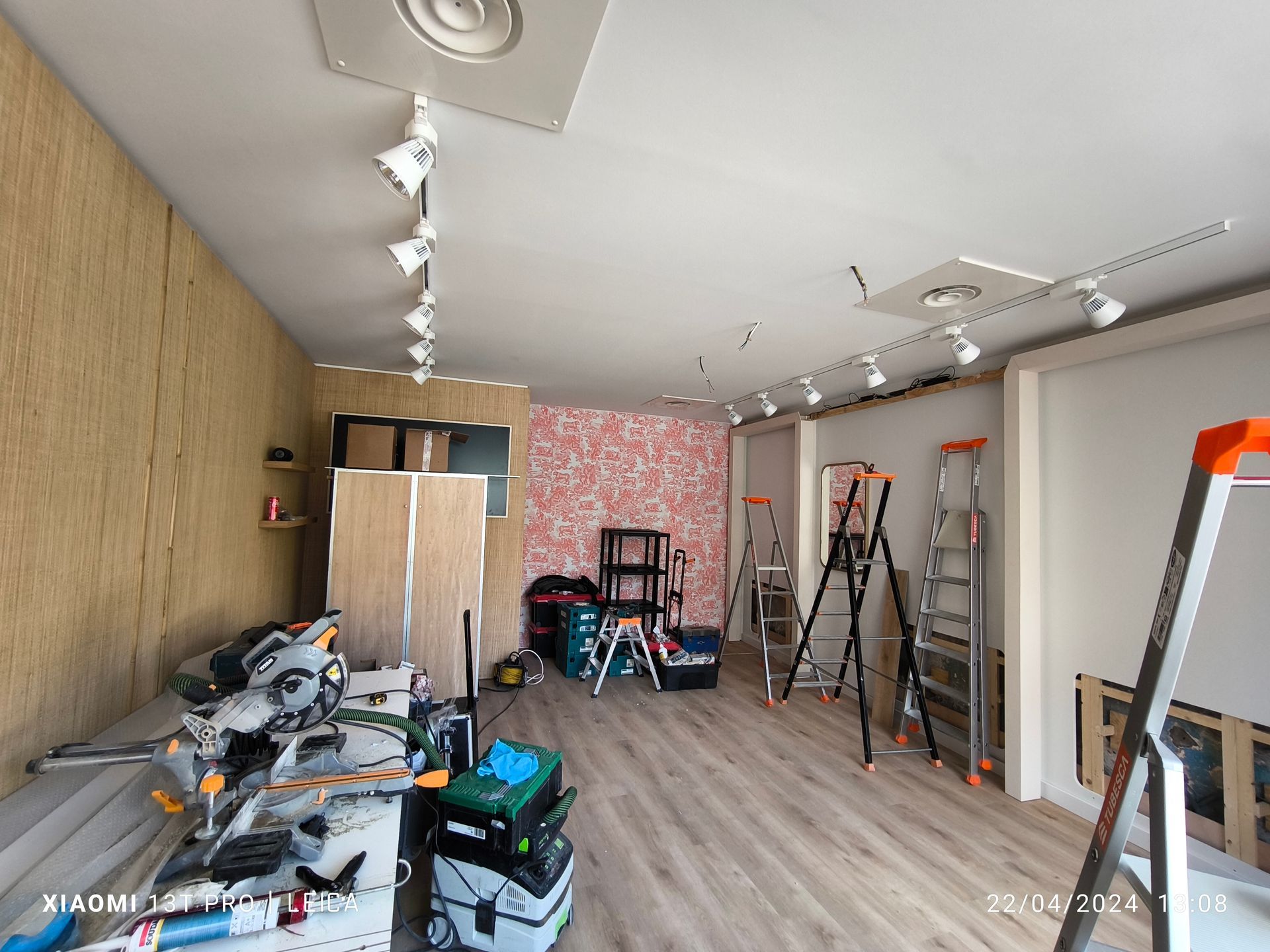 Pose d'éclairage en direction des murs