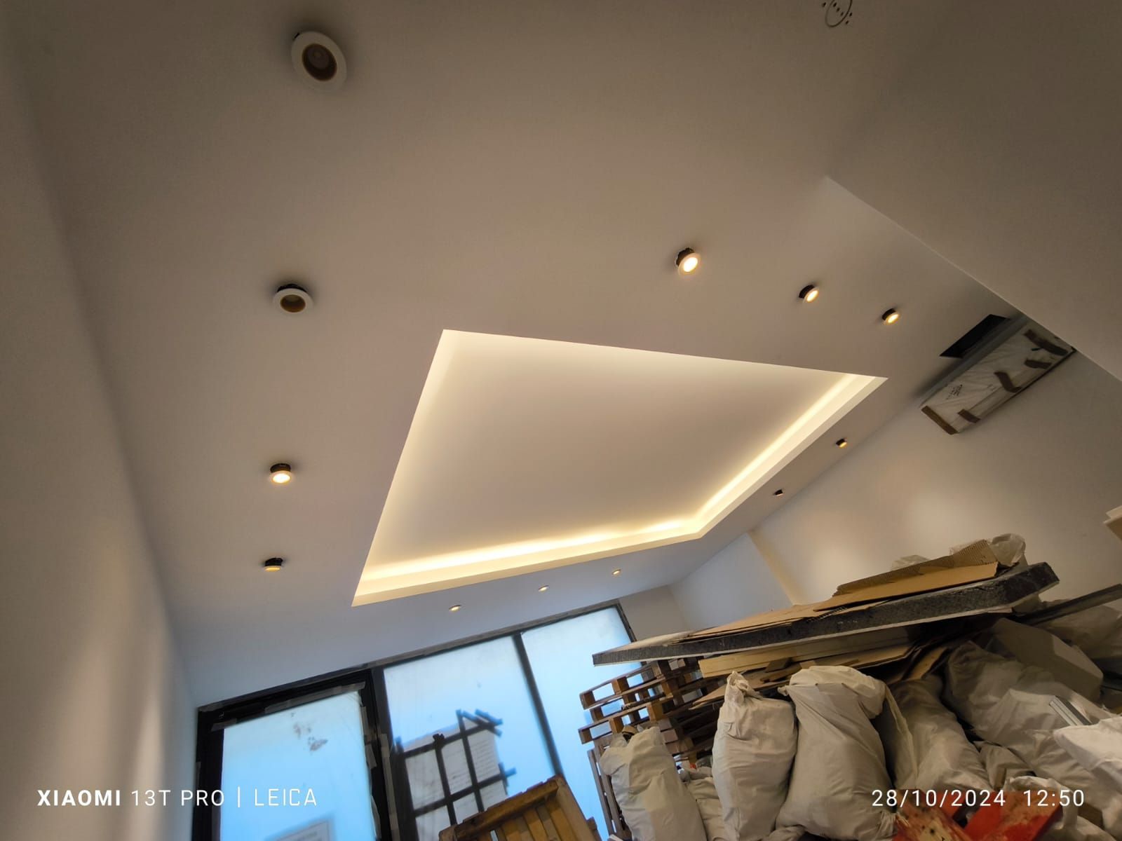 Plafond avec des spots éclairés