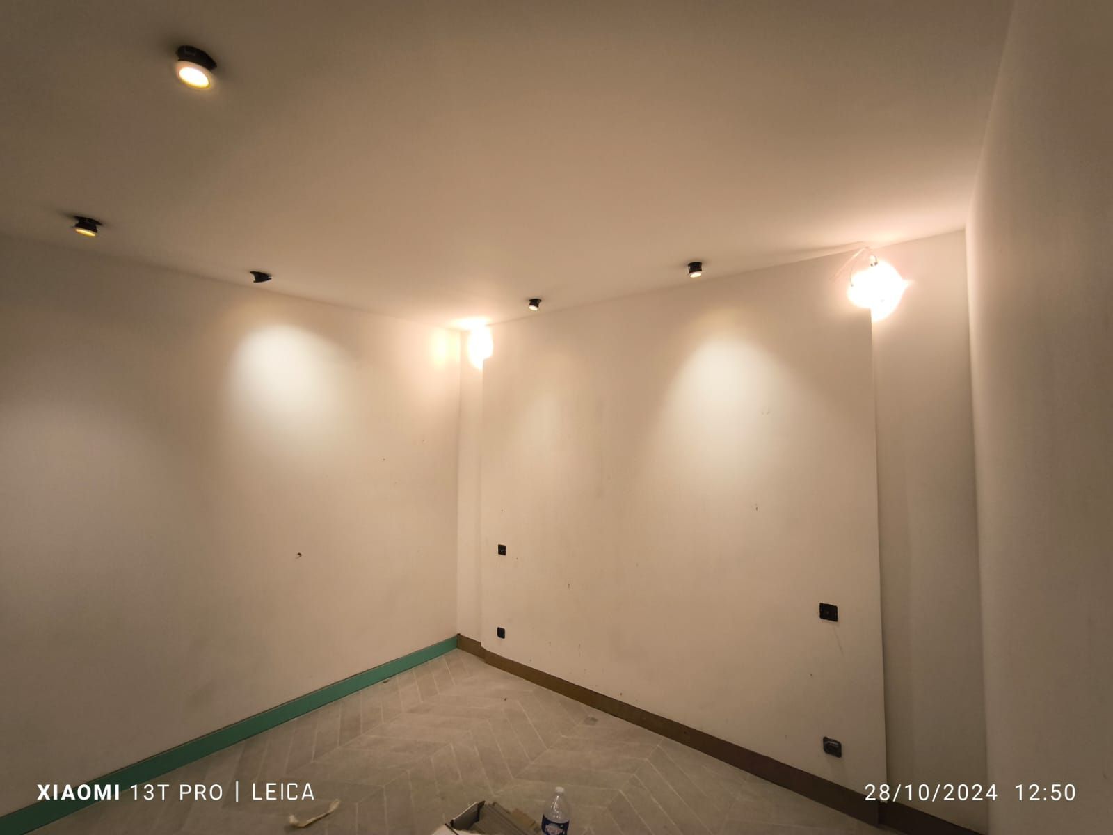 Pièce vide avec des spots au plafond allumés