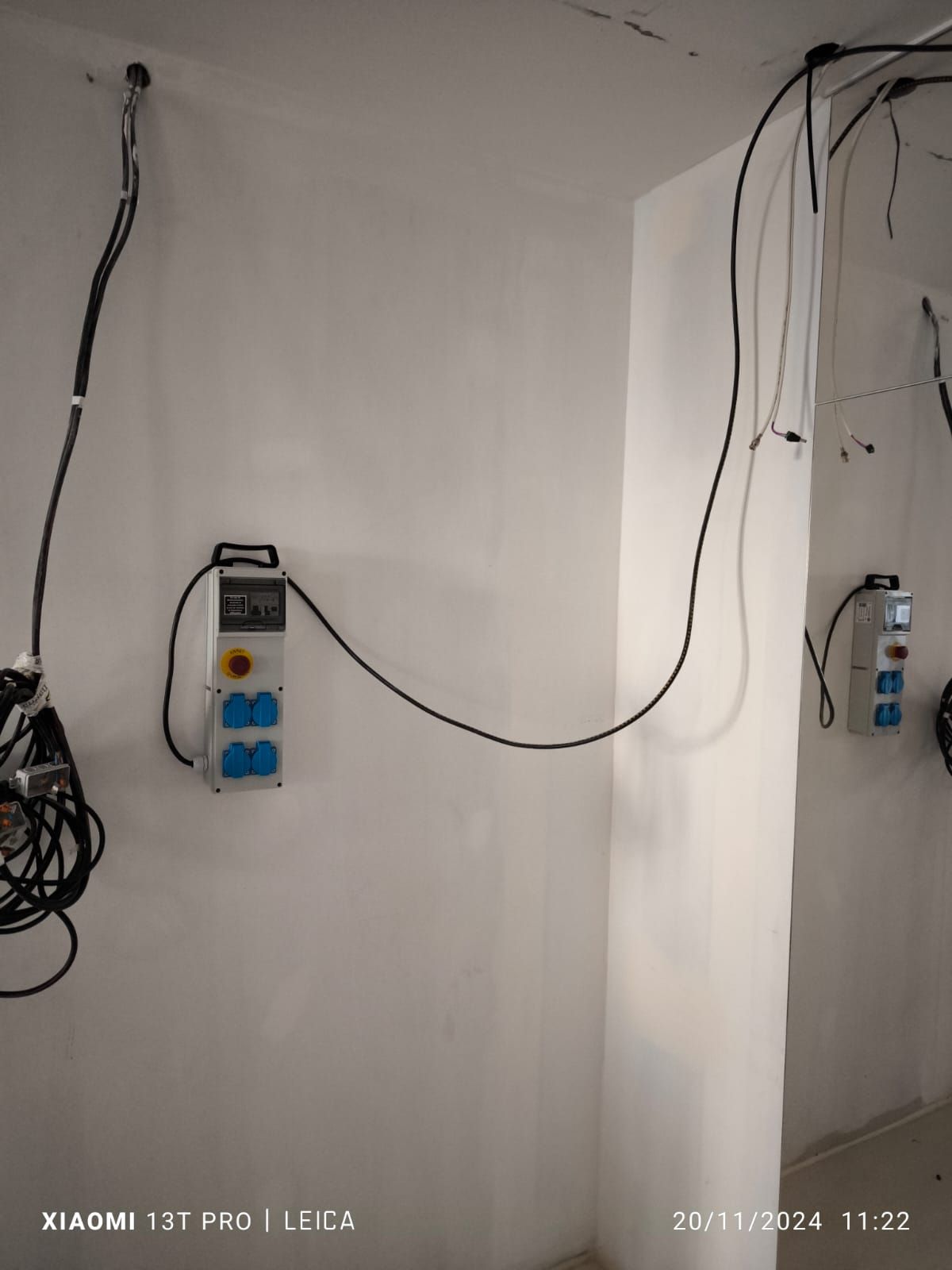 Installation de prises électriques murales pour une entreprise