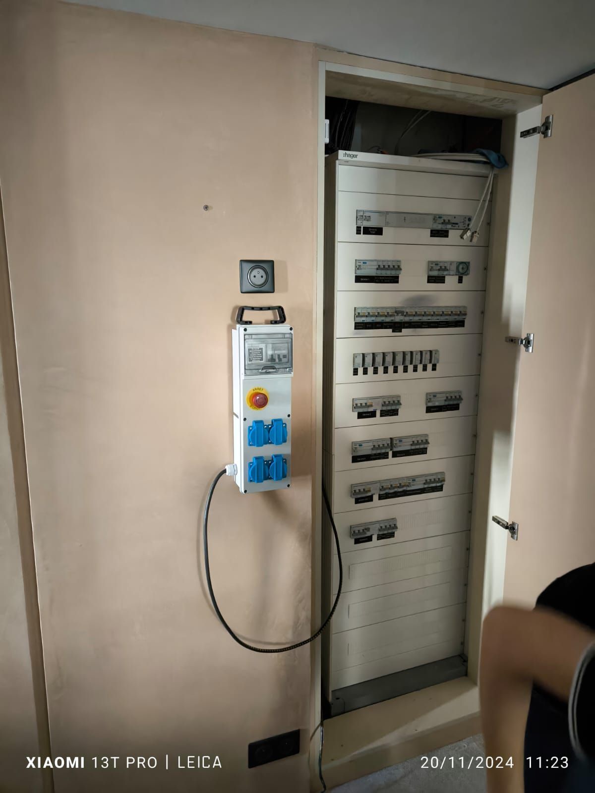 Quatre prises électriques à côté d'un compteur