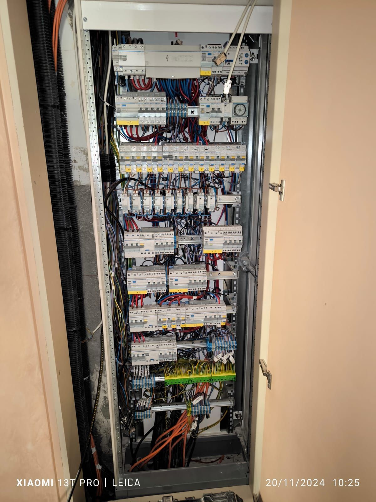 Coffret électrique d'une entreprise ouvert