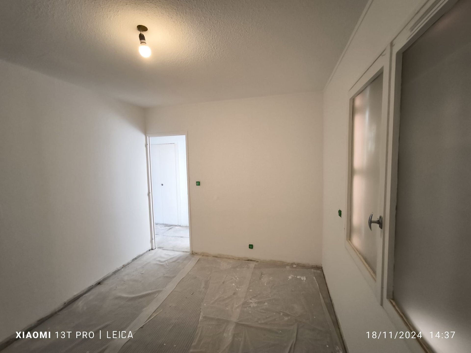 Pièce vide d'un appartement avec les murs blancs