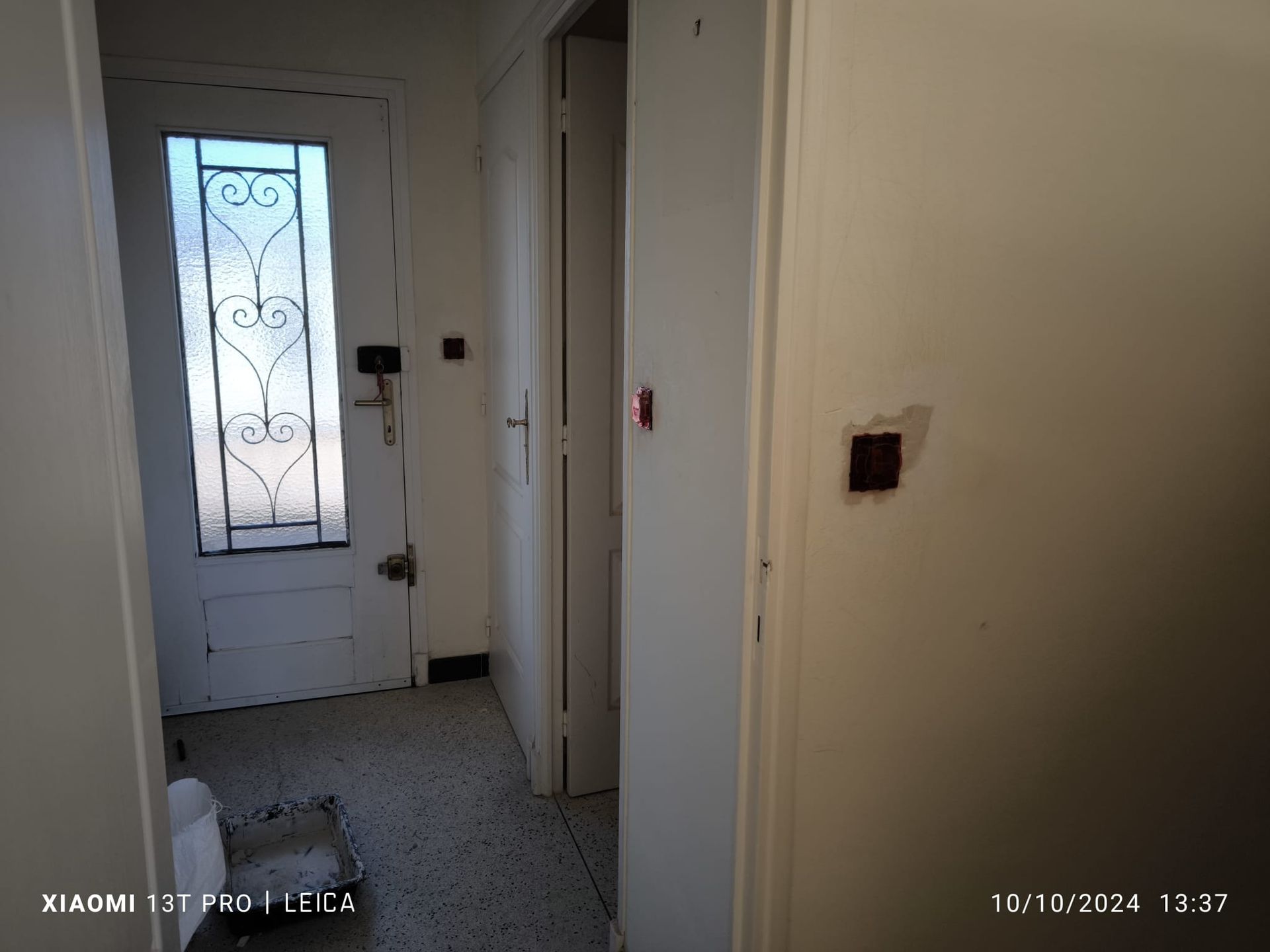 Rénovation d'un couloir donnant sur une porte d'entrée