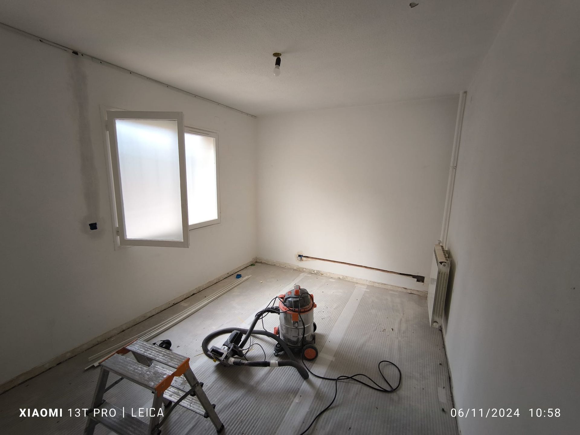 Saigné dans un mur à côté d'un radiateur pour le passage d'une gaine électrique