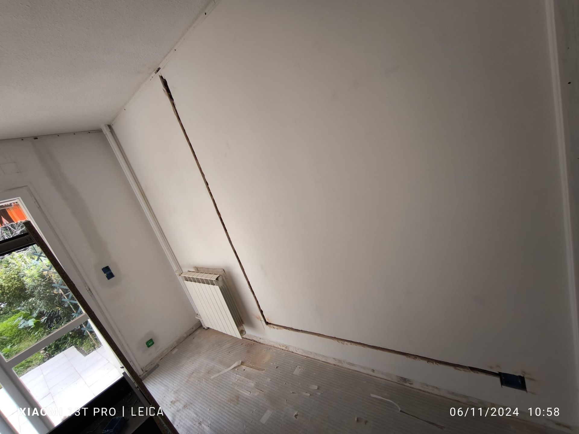 Saigné en forme de L dans un mur pour le passage d'une gaine électrique