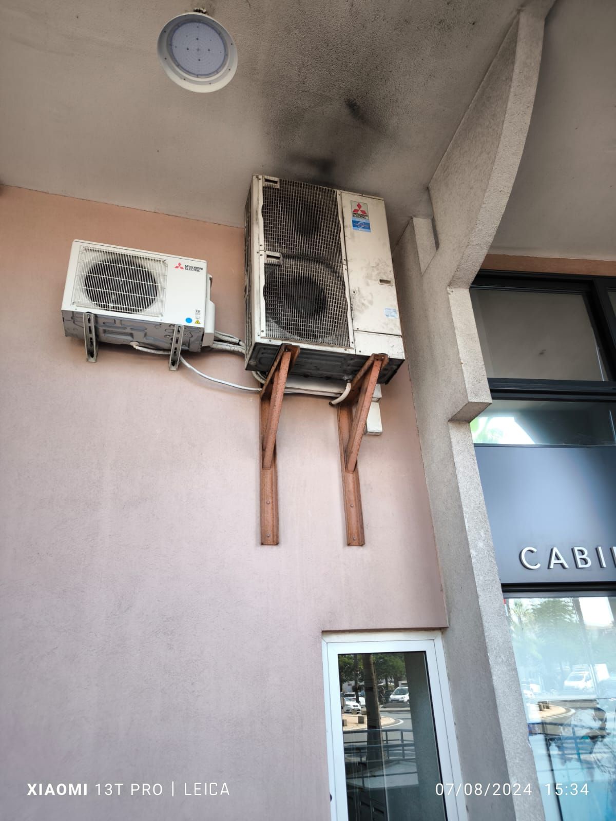 Plusieurs unités extérieures accrochées à un mur