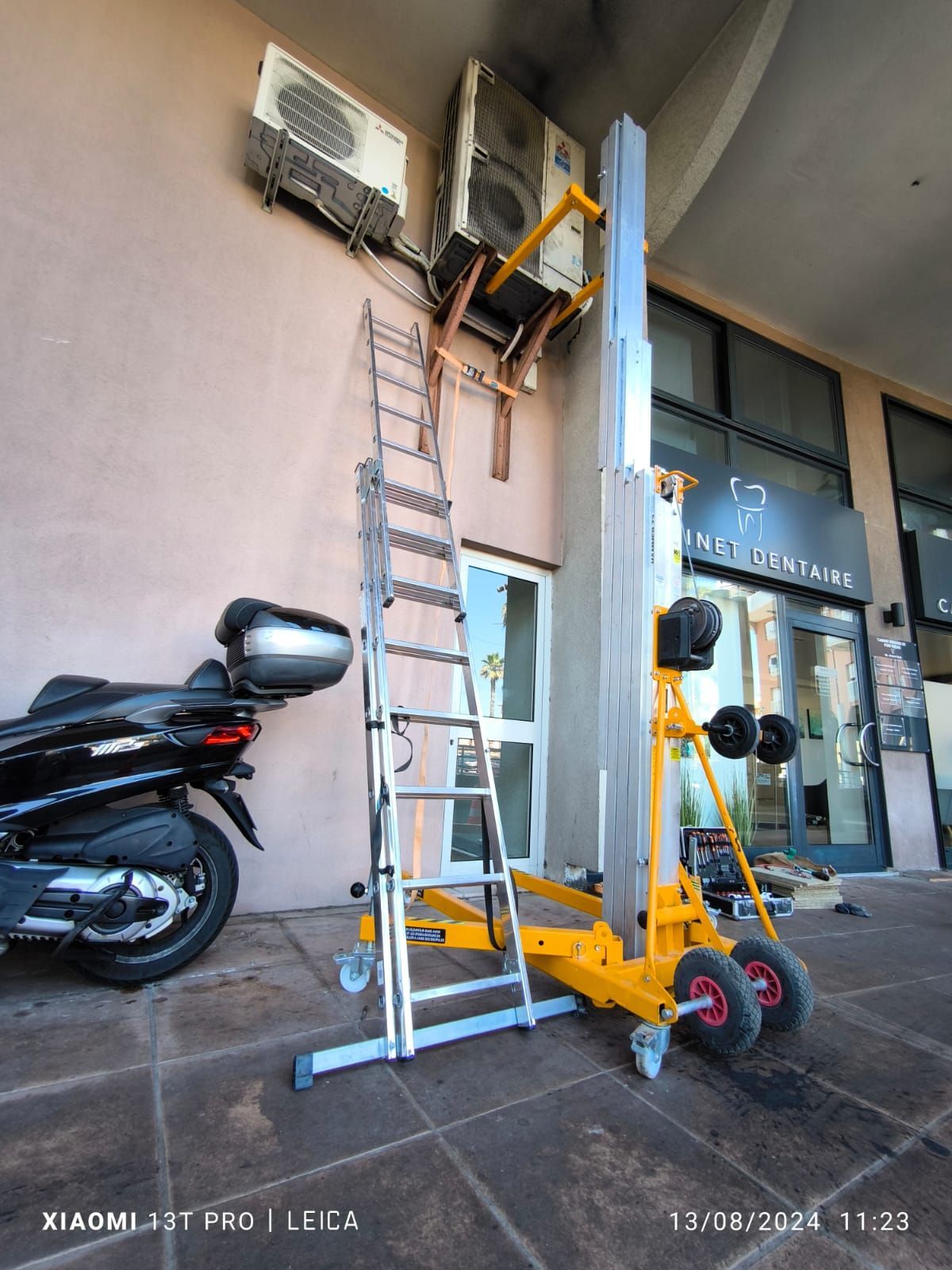 Escabeau sur un mur pour l'entretien d'une unité extérieure
