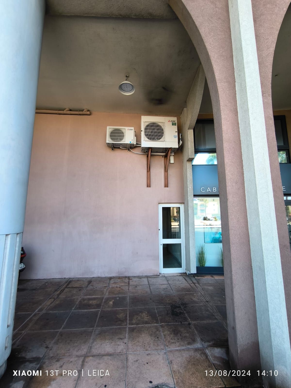 Deux unités extérieures accrochées au-dessus d'une porte