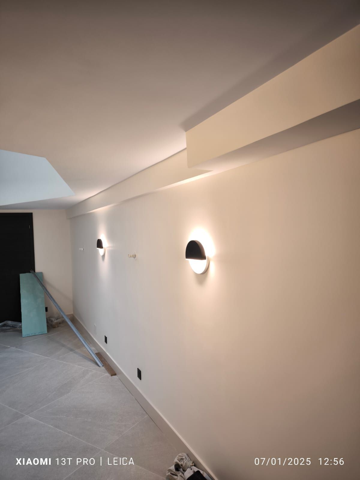 Appliques murales noires et blanche allumées