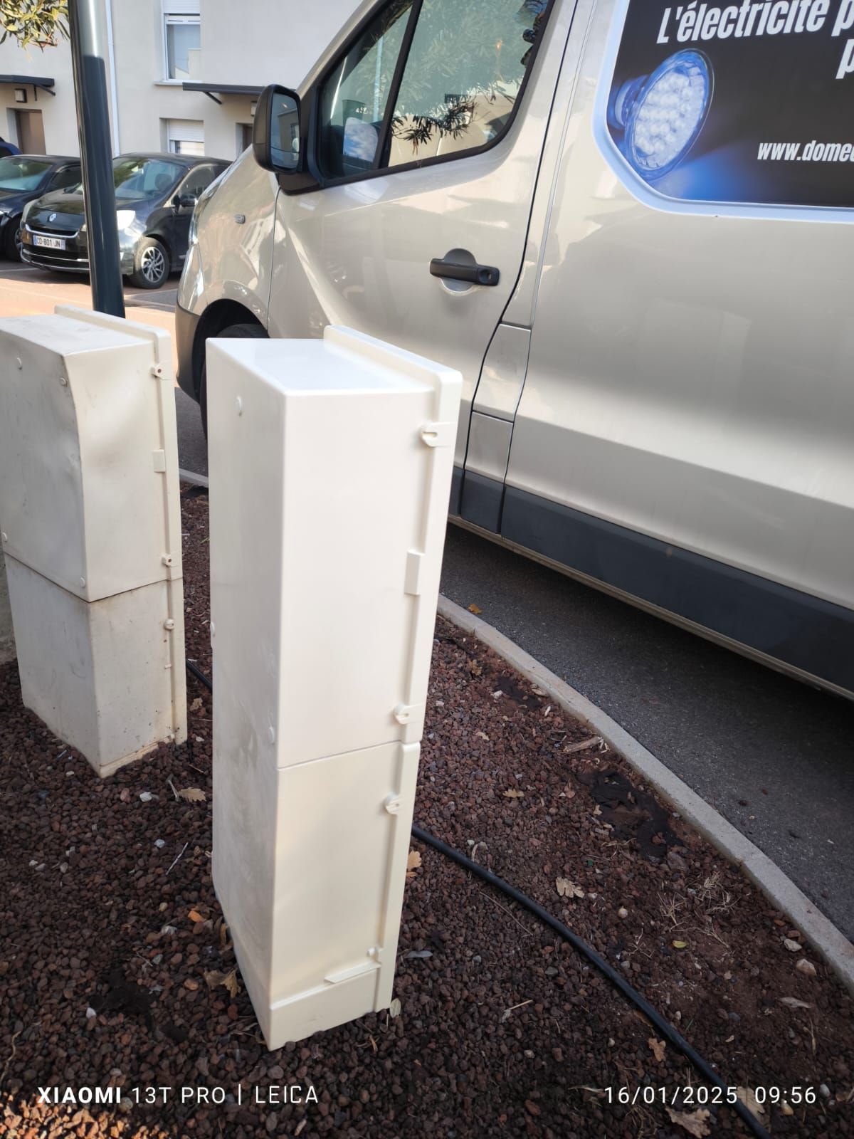 Coffret électrique à côté d'un fourgon