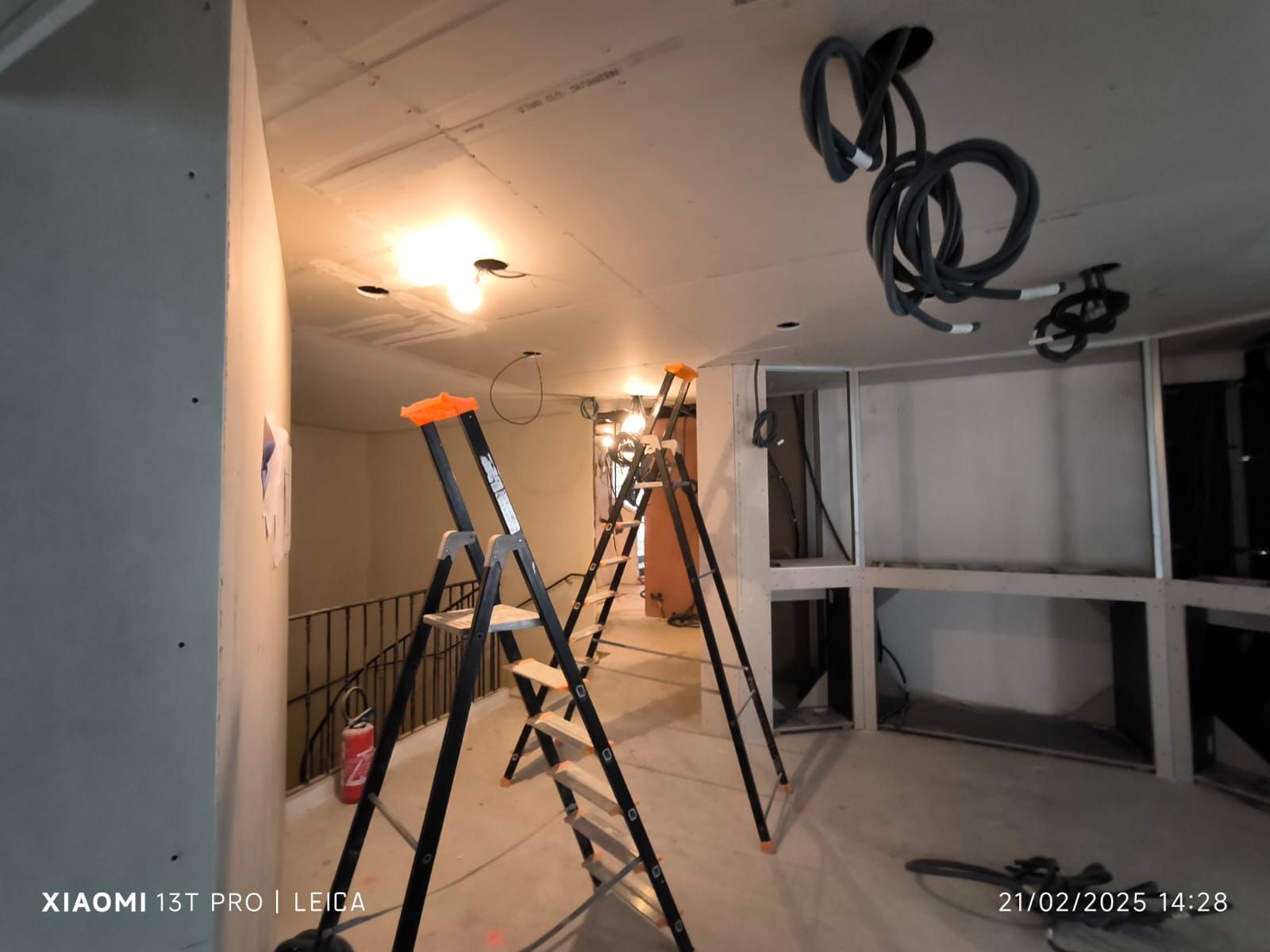 Passage de gaine électrique dans un faux plafond